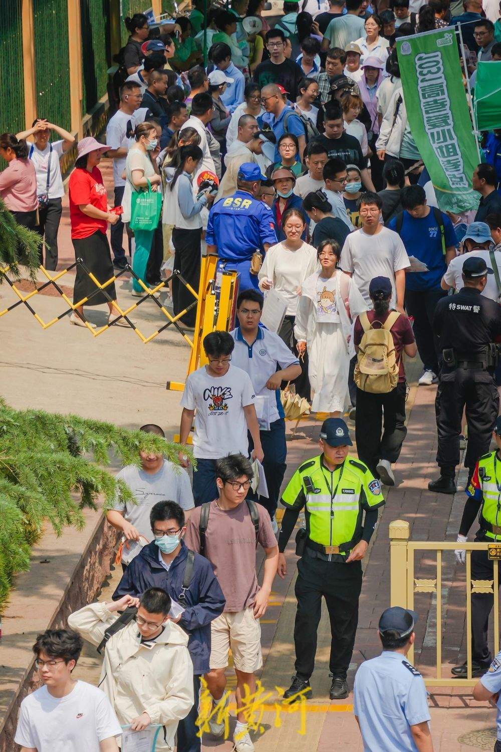 高考进入第二天：烈日灼烧，济南考生“沉着”应考