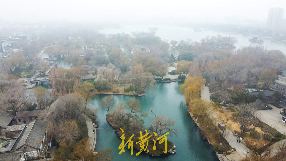 强寒潮来袭气温断崖式下降，大明湖雾霭氤氲如画