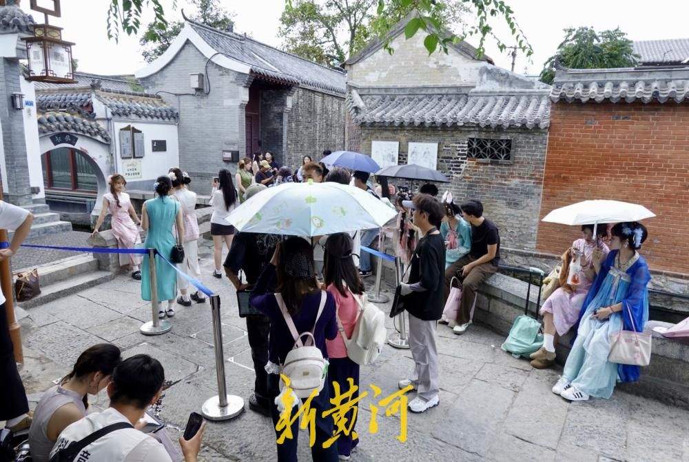 中秋假期后旅游热度不减，济南起凤桥街游客排队打卡