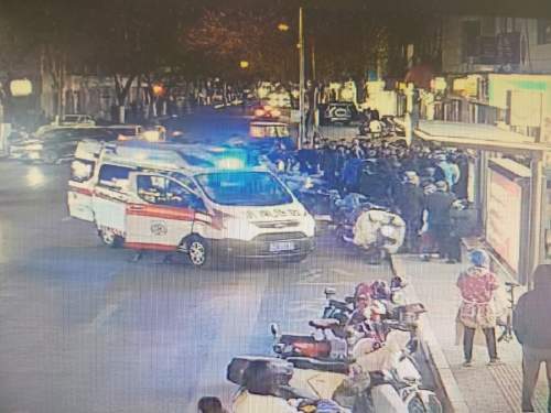 老人突发心梗，济南街头现教科书式救援