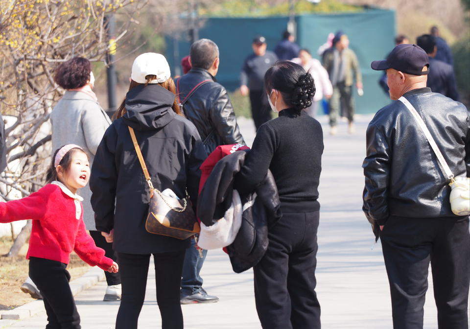 济南春光明媚气温回升，大批市民“轻装”游园
