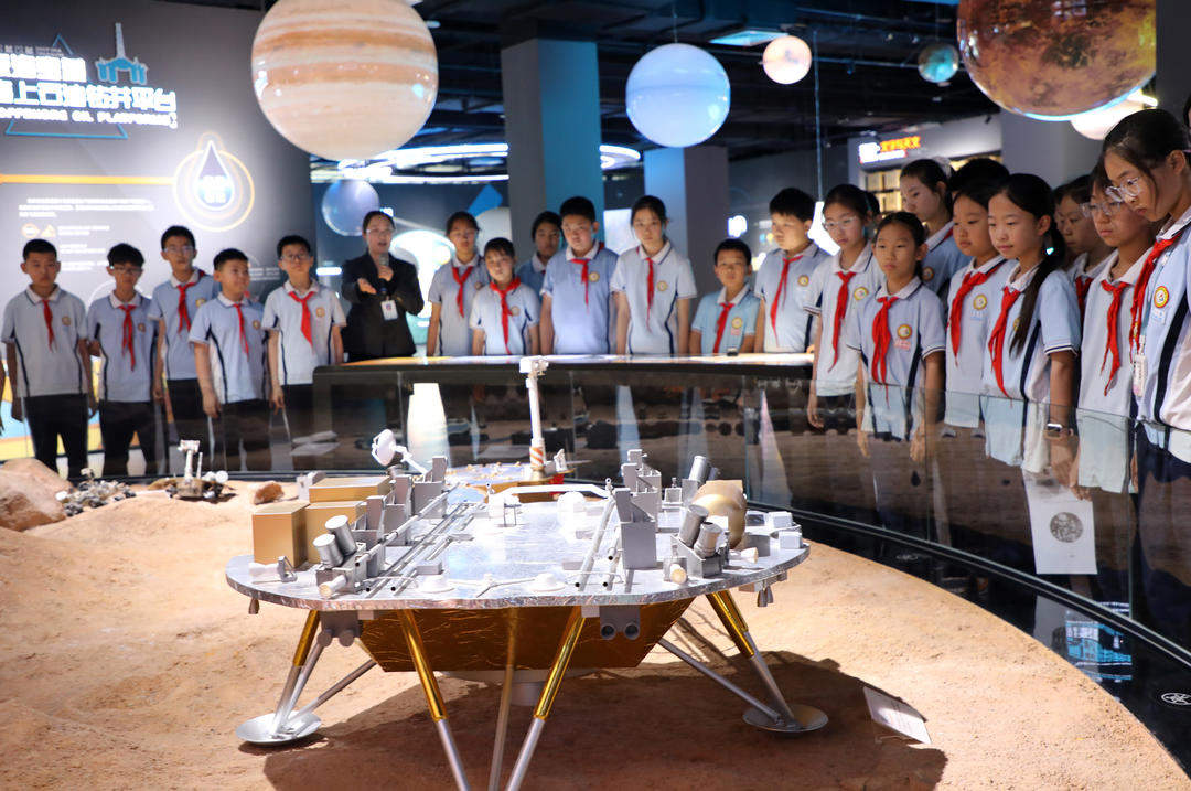 春假落地，把孩子“赶”出 教室之后……