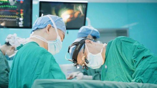 万峰院士团队人工心脏植入术，为终末期心衰患者重启生命、彰显医者仁心