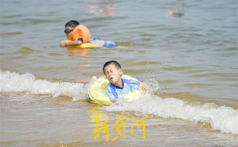 高温高湿天气下，海水浴场迎来避暑高峰