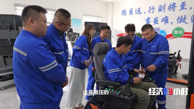 17岁女生实习时晕倒摔断4颗牙 8万多医疗费由谁承担?