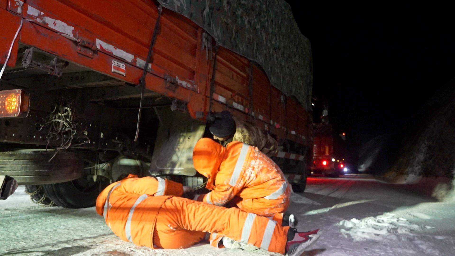 零下25℃！连夜除雪乌鞘岭