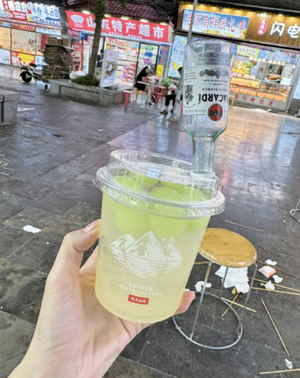 “微醺经济”走俏 便利店成年轻人的“自助小酒馆” 十几元调出一杯“小甜酒”