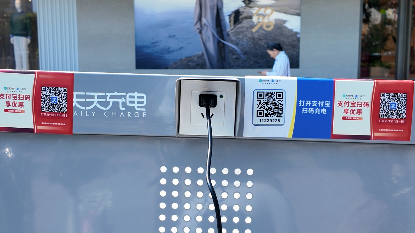 融媒·见证丨日均客流6万人，电动车停放问题咋破解？黄金地段“抠”车位