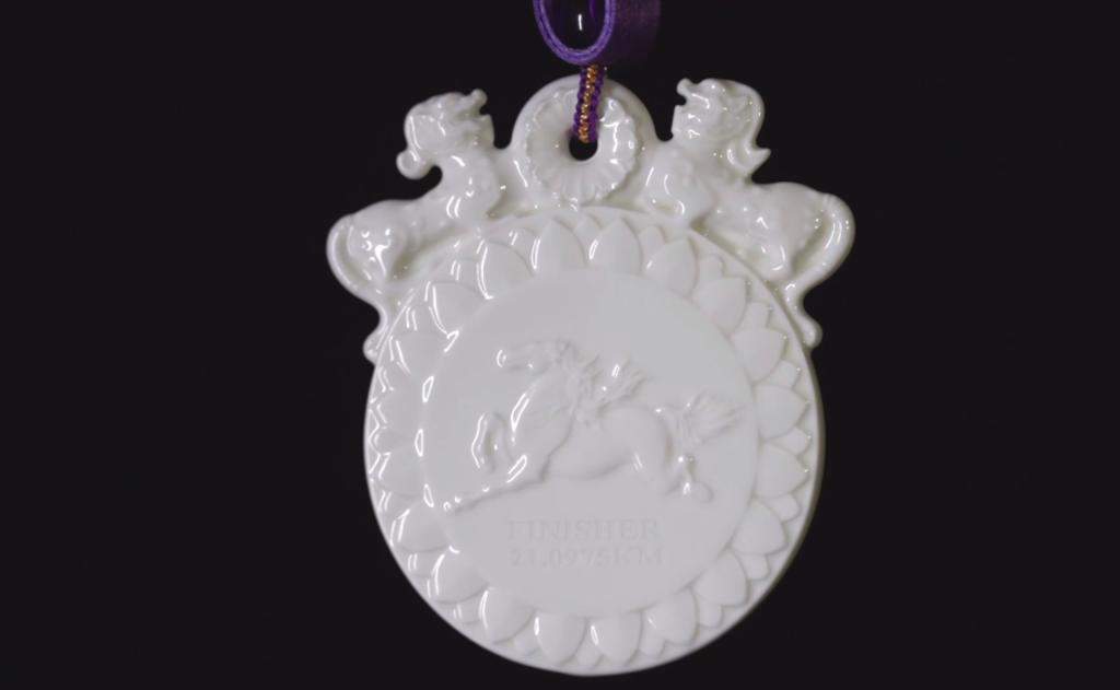 从窑火到赛道：千年定瓷技艺“跨界”半马奖牌