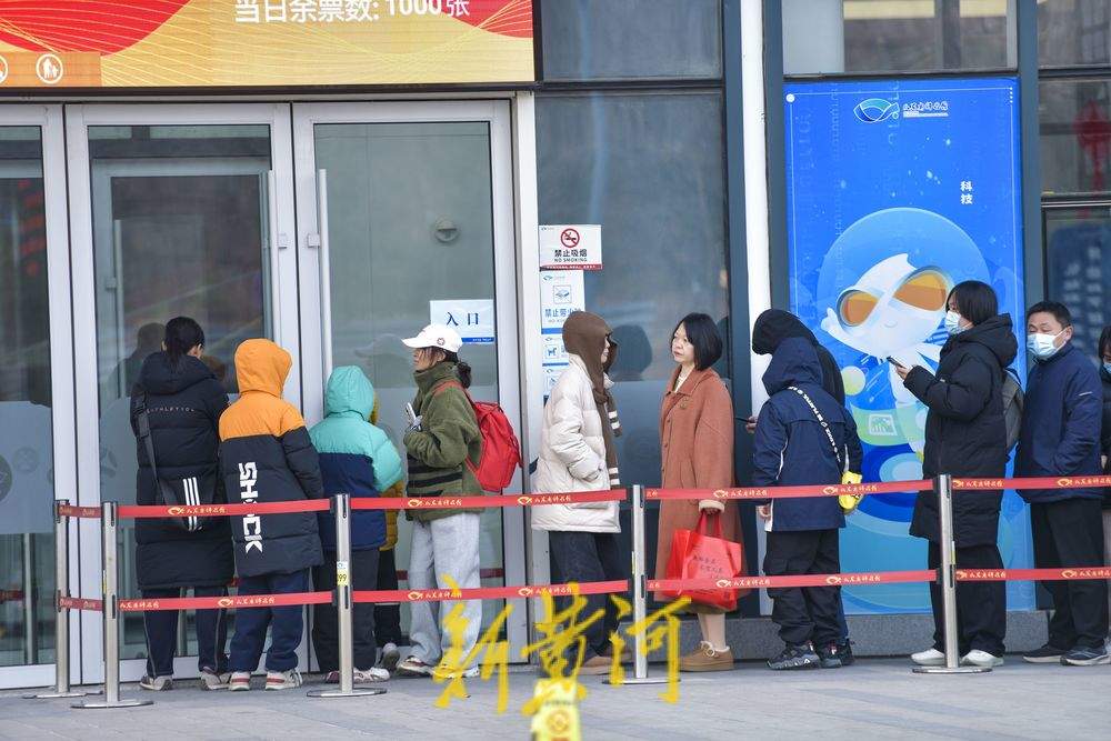 “泉”在济南冬游记｜科技馆里人气旺，开馆前现场已排起长龙