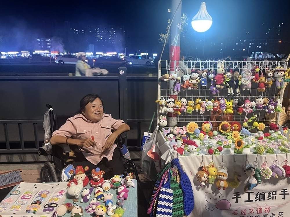 月光下的钩织摊：一针一线织就人间暖意