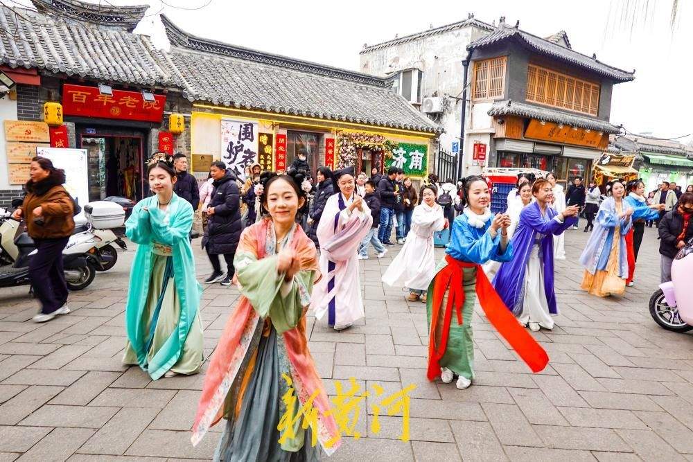 汉服巡游演绎老城韵味，济南明府城国风快闪持续到元宵节