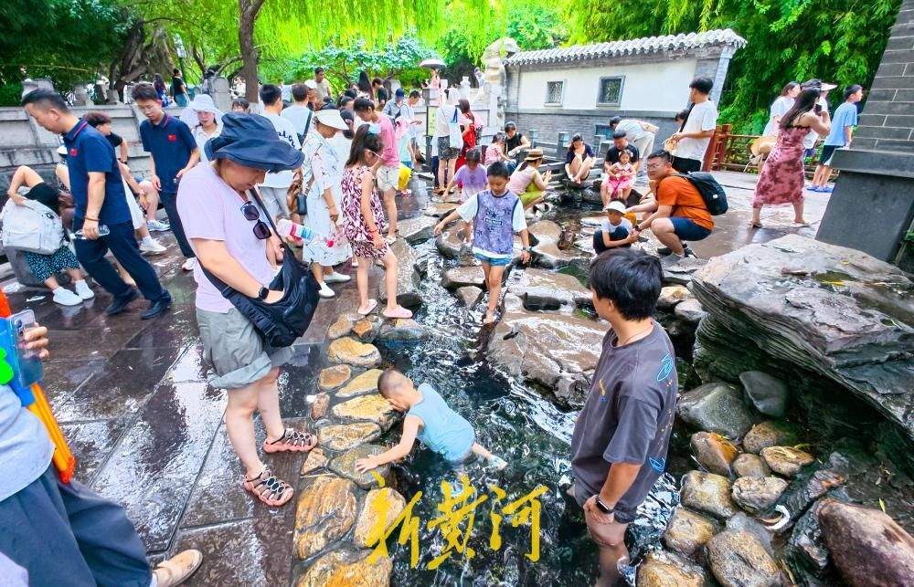 高温天气持续，“清泉石上流”景观迎来纳凉客流高峰