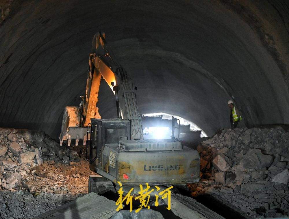 济枣铁路安子岭隧道顺利贯通