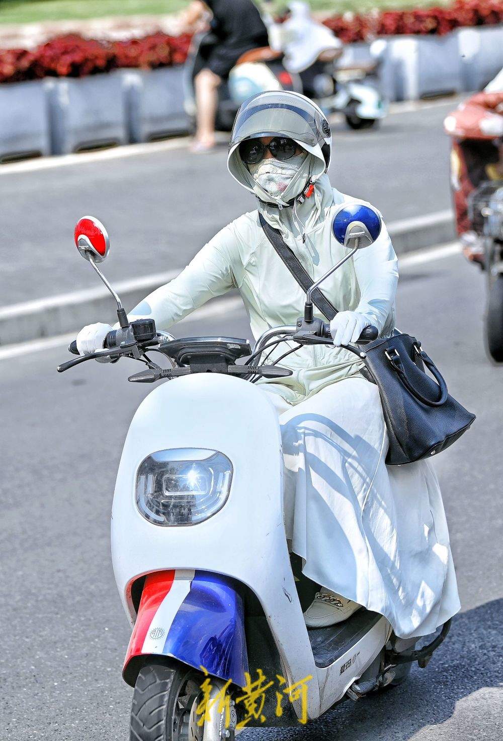 泉城持续高温，市民防晒出行“全副武装”