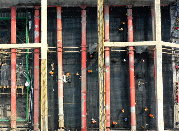 项目强省会｜济南地铁7号线二环北路站，盾构机向南掘进，工人在地下铺设钢筋