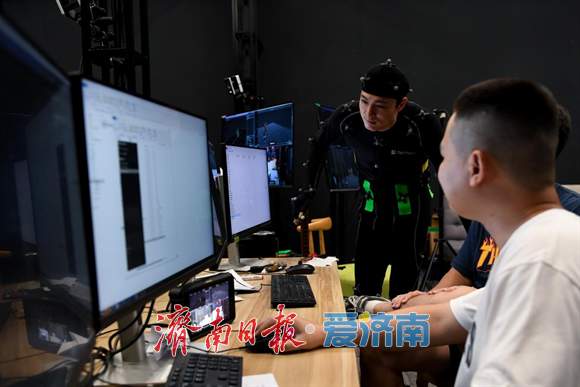 融媒·深调查丨微短剧全链揭秘：从素人演员到投流变现，谁在支撑竖屏经济学？