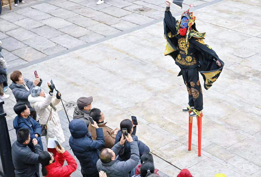 欢声笑语迎元宵 济南老商埠上演精彩高跷表演