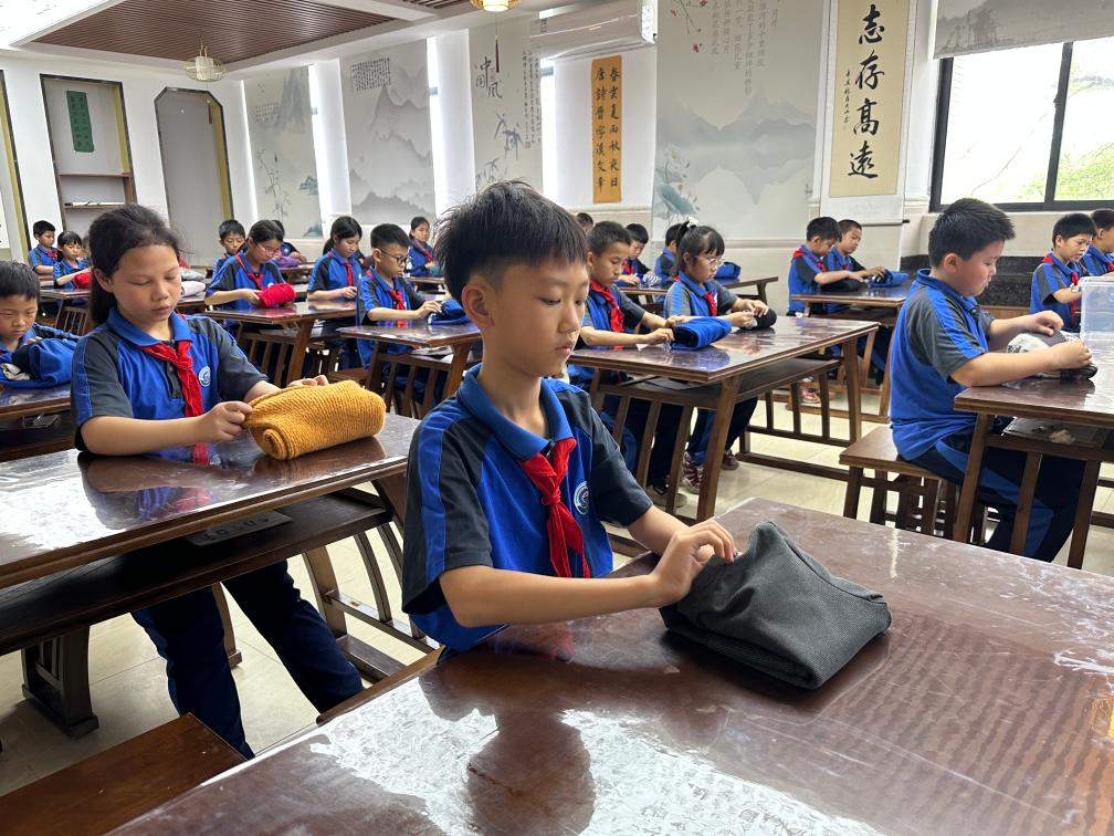 课时被挤占、作业靠摆拍……一些中小学劳动课为啥沦为“走过场”？