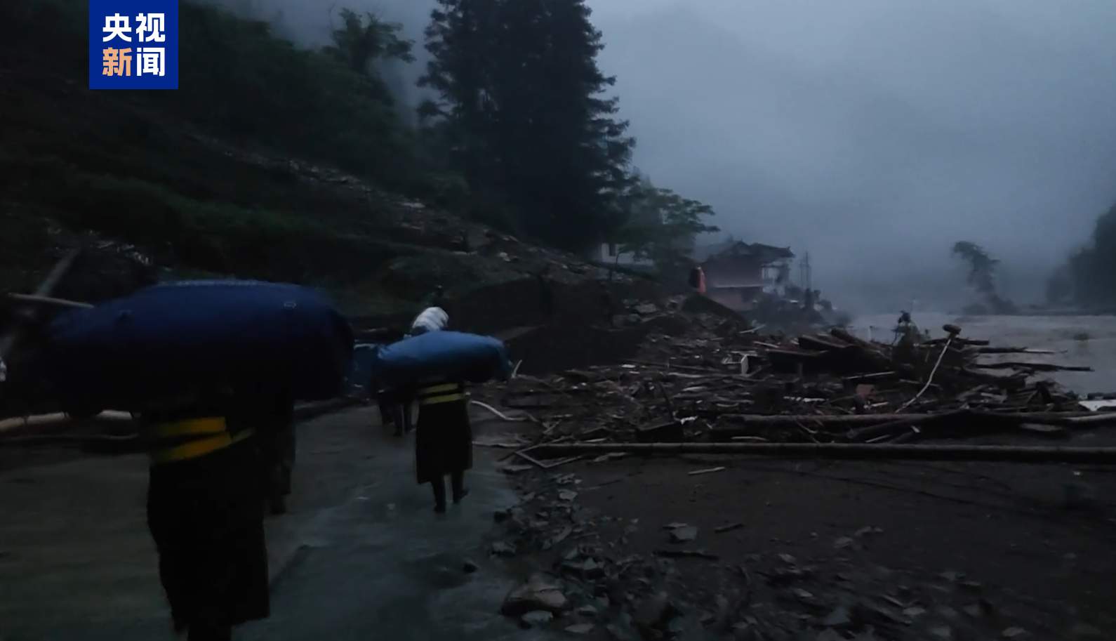 湖北宣恩突降暴雨致多处房屋被淹 当地深夜转移数百群众
