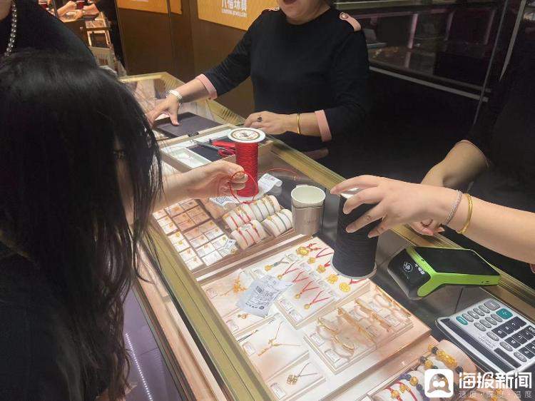 七夕礼物选啥？轻奢品牌、黄金成为热门，济南有门店一早上编了七八条黄金编绳手链
