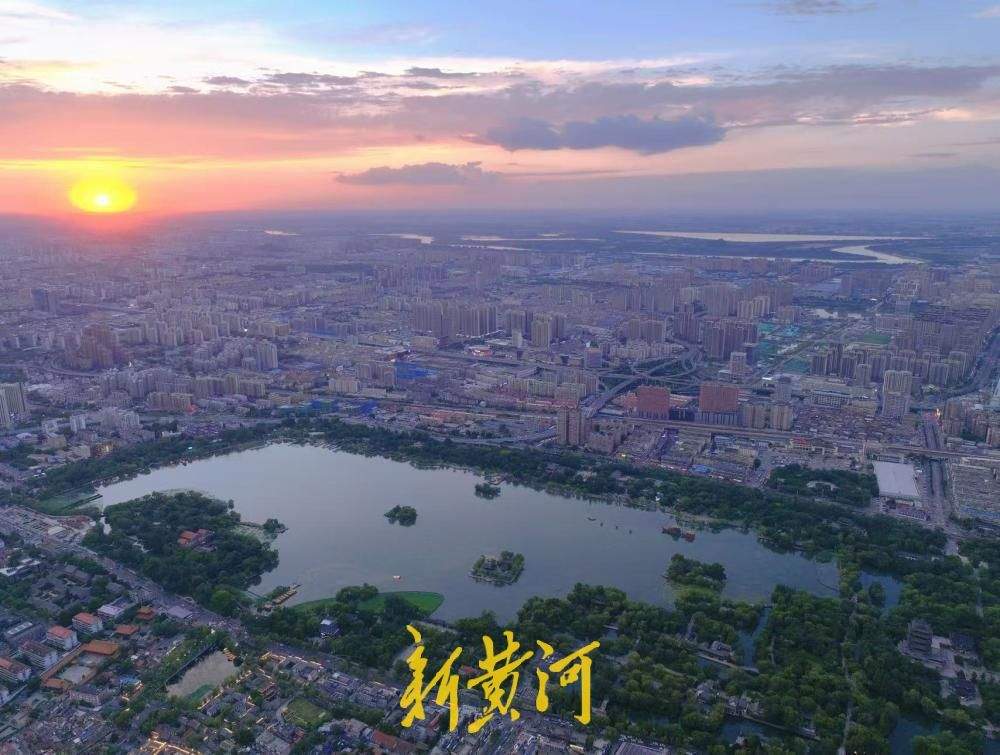 一年四季 泉在济南丨夏日火烧云惊艳泉城 浸染大明湖万顷碧波