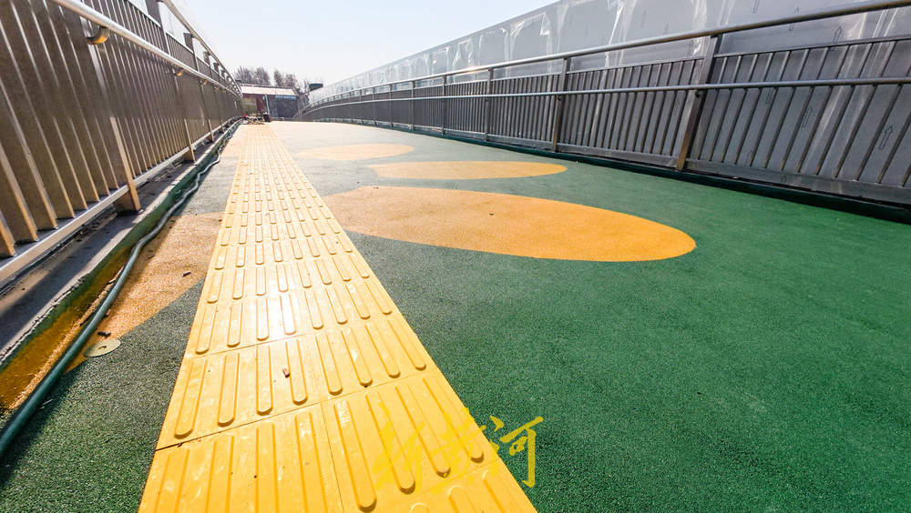 经十路泉城公园段过街天桥增电梯加盲道 市民过街“无障碍”