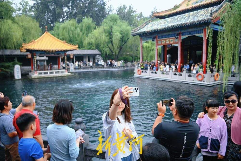 中秋济南赏泉正当时 趵突泉游人如织享佳节