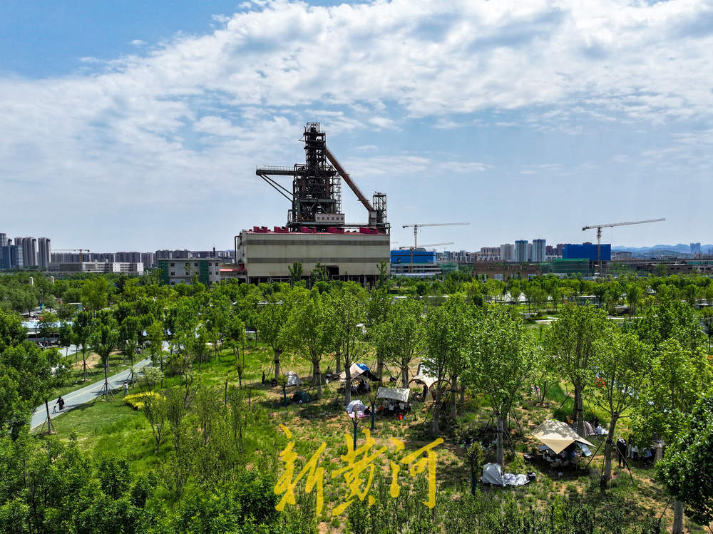 工业风露营成新潮流 济南中央森林公园成热门打卡地