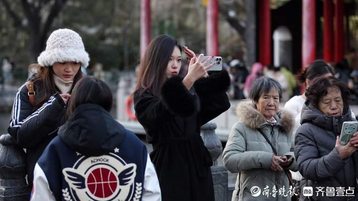 -12°C的天气也挡不住游客的热情，天下第一泉景区热闹非凡