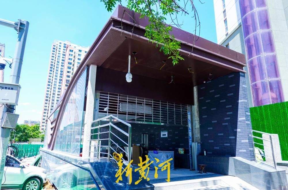济南纬六路多个地铁出入口初具规模，与300米高楼同框成新景