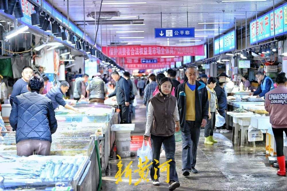 小龙虾新鲜上市，每斤从15元到30元不等