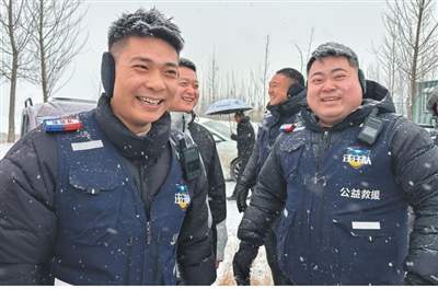 “帮助一个人，温暖一个家”（援手）