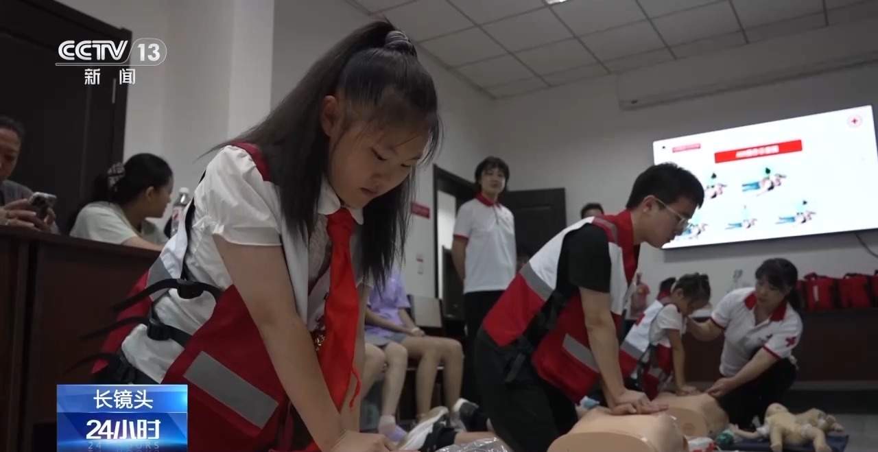 “冷静小孩姐”出手救人 餐厅上演“教科书式”海姆立克急救