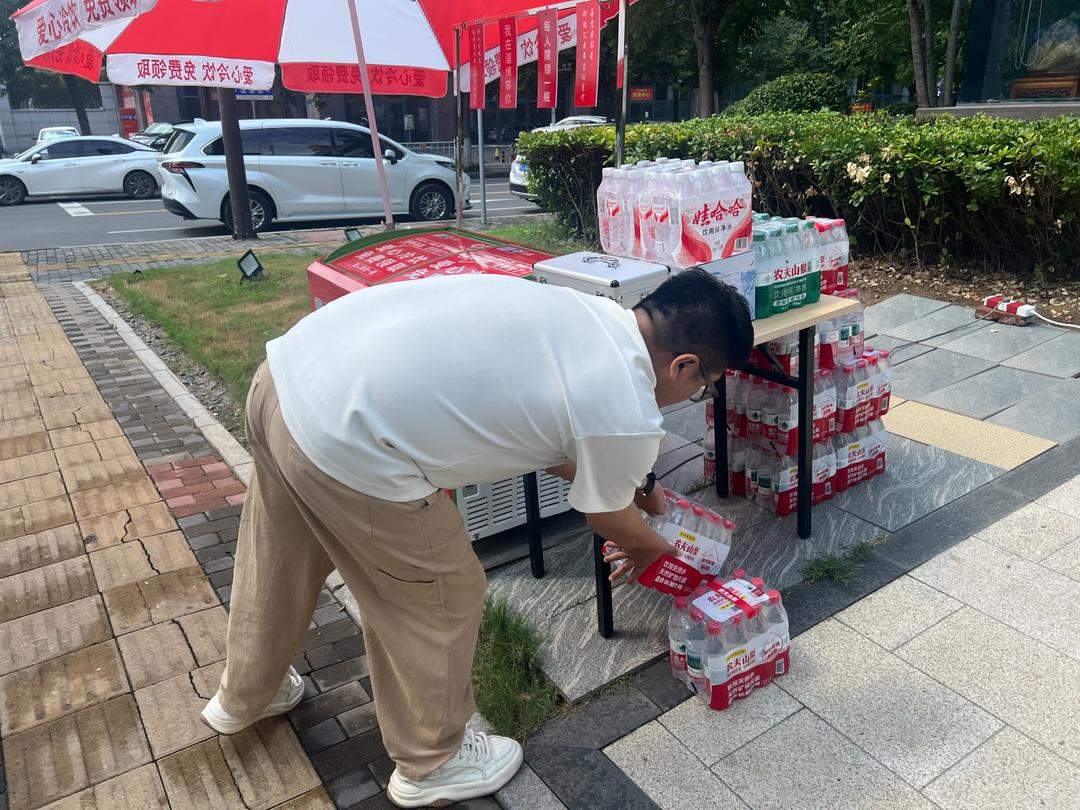 一瓶水的接力，淄博街头爱心冰柜里的水为啥越喝越多？