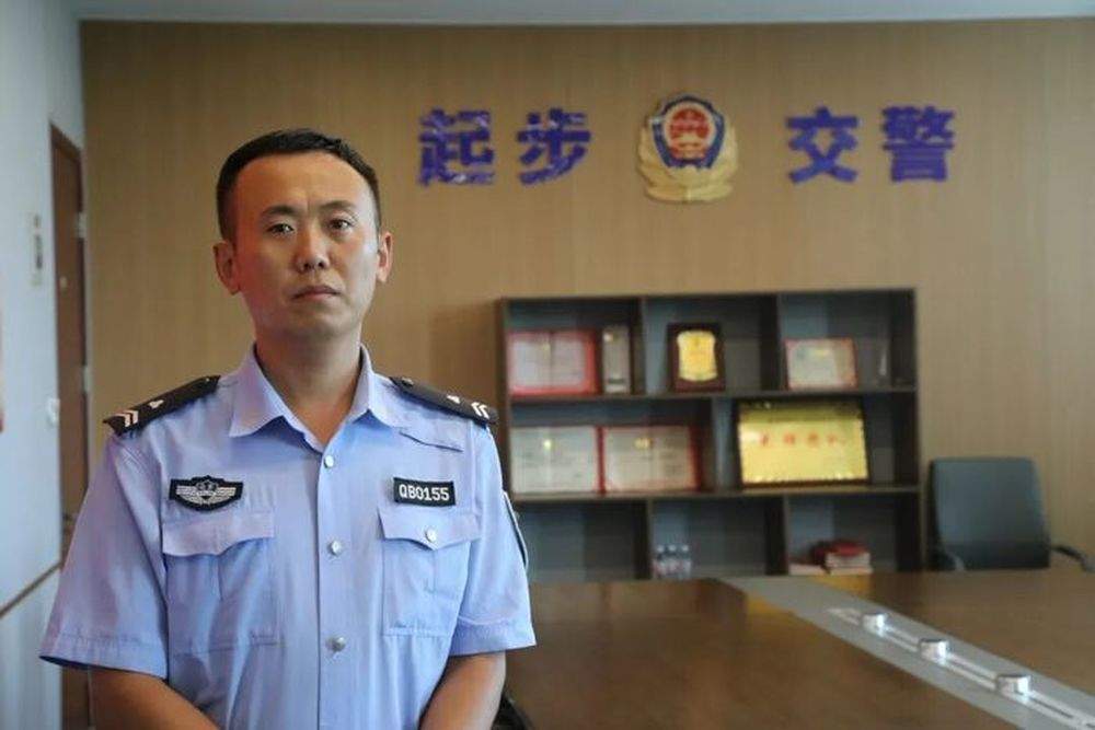 生命的托举!起步区警民威海浴场合力救起溺水男童
