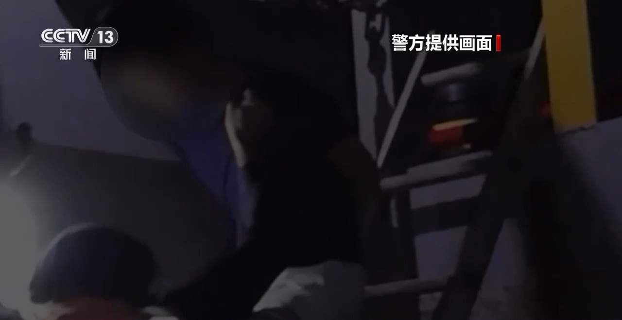 中国海警破获特大跨国贩毒案 登船截获近800千克毒品