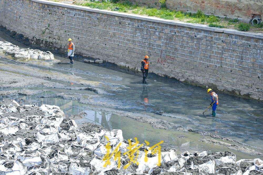 两河交汇处河道清淤 上千袋淤泥“搬新家”