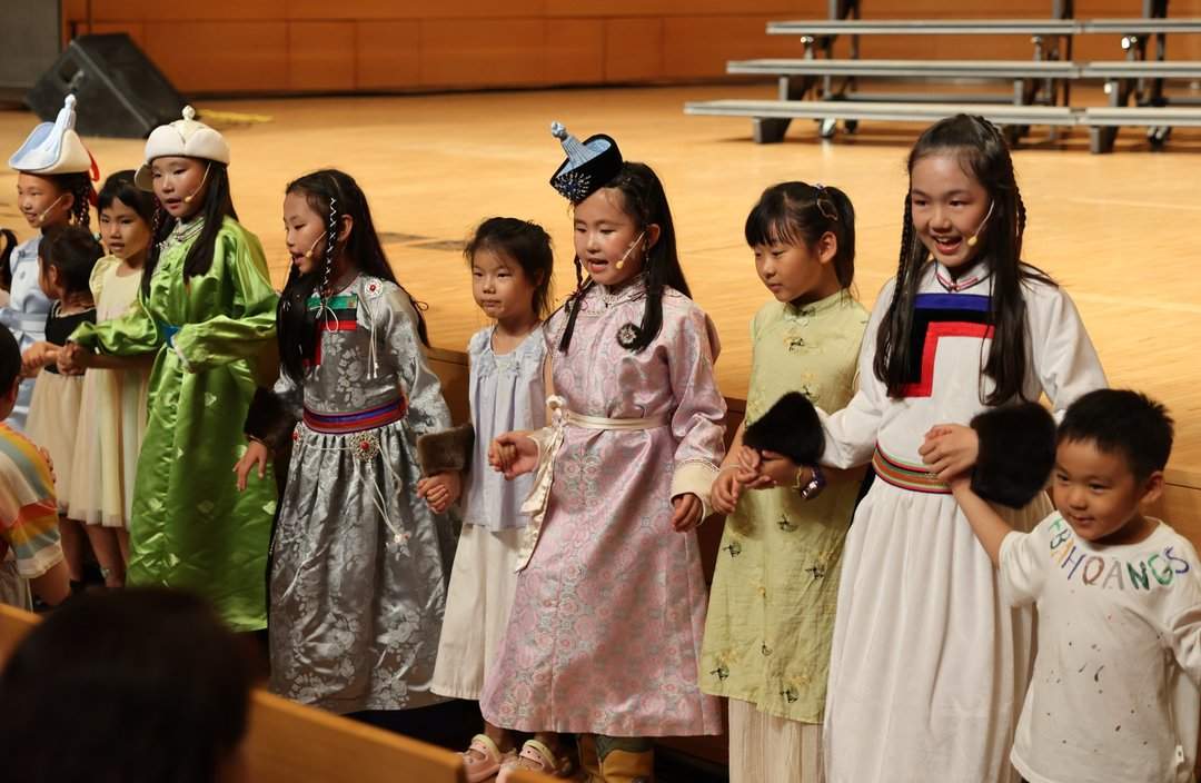 草原童声唱响青岛!呼伦贝尔五彩儿童合唱团全国公益巡演首站绽放