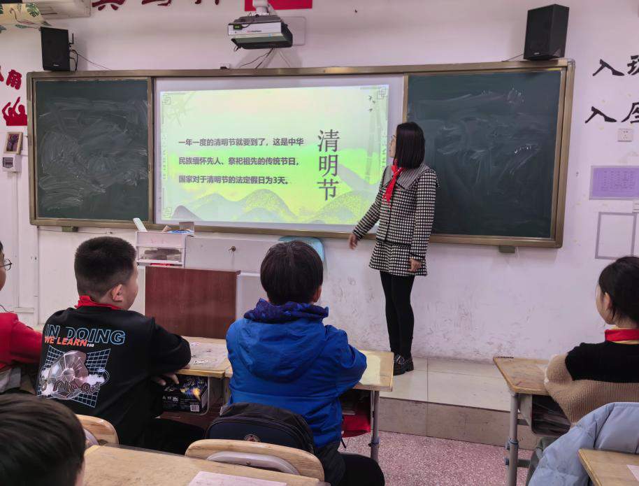 济南育秀中学小学部五（10）中队举行“清明奠英烈 文明寄追思”主题队日活动