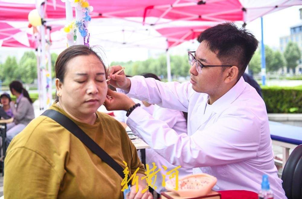 新生报到现场把脉义诊，大学迎新开启中医药文化体验