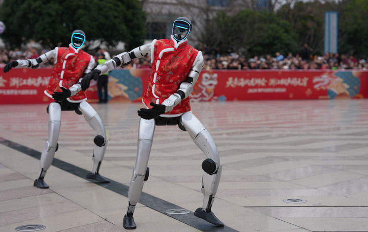 钟华论:在中国式现代化新征程上策马奔腾