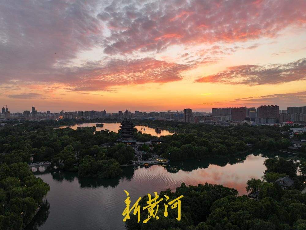 云烧天际千重火，湖纳黄昏万缕红