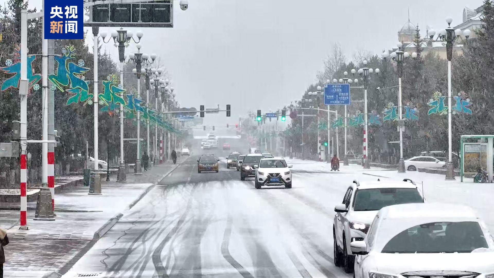 漠河迎来今秋首场降雪 北国景致吸引游客拍照留念
