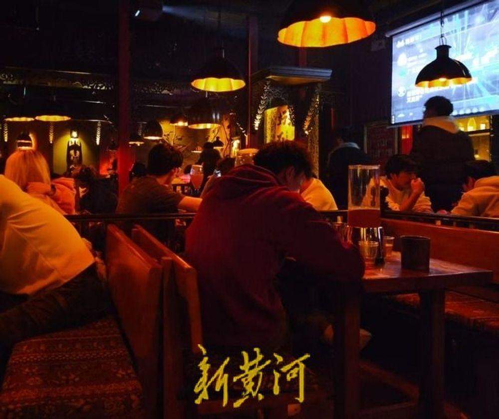 夜幕下,年轻人的“微醺仪式感”