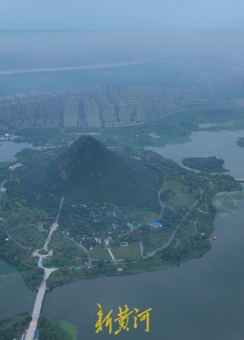 一年四季 泉在济南丨秋雾中华山湖畔如同水墨丹青画