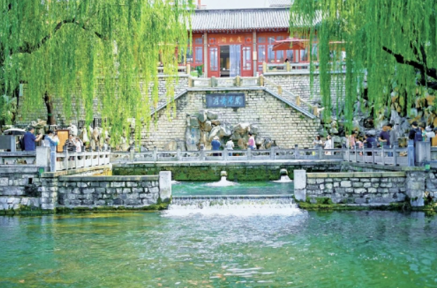 黑虎泉水位三天暴涨19厘米 泉水游迎来客流高峰