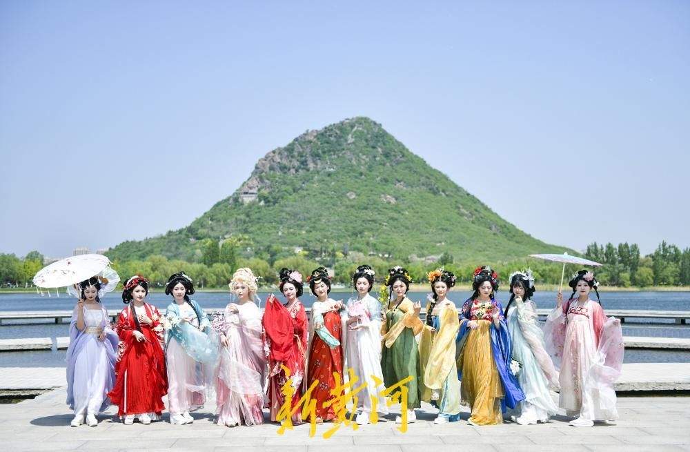 济南：三月三以花为媒 汉服巡游“上春山”