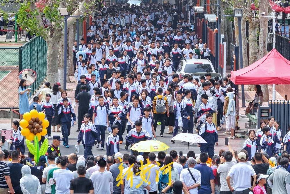 济南2026年中考落下帷幕，考生奔出考场，家长花式迎接