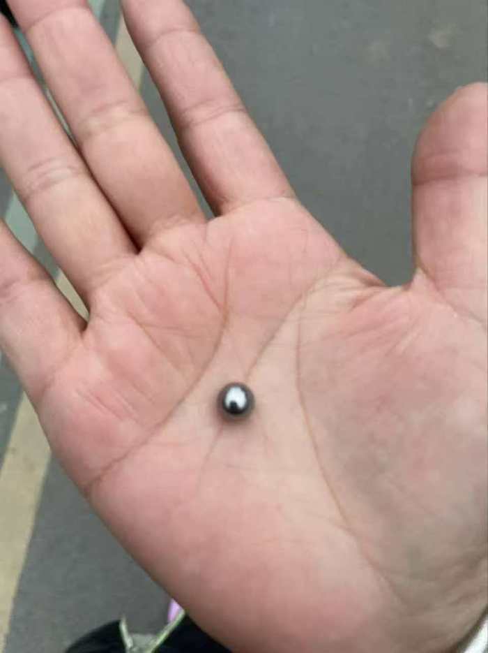 成都一小区多家窗户玻璃被钢珠击碎 公安介入调查